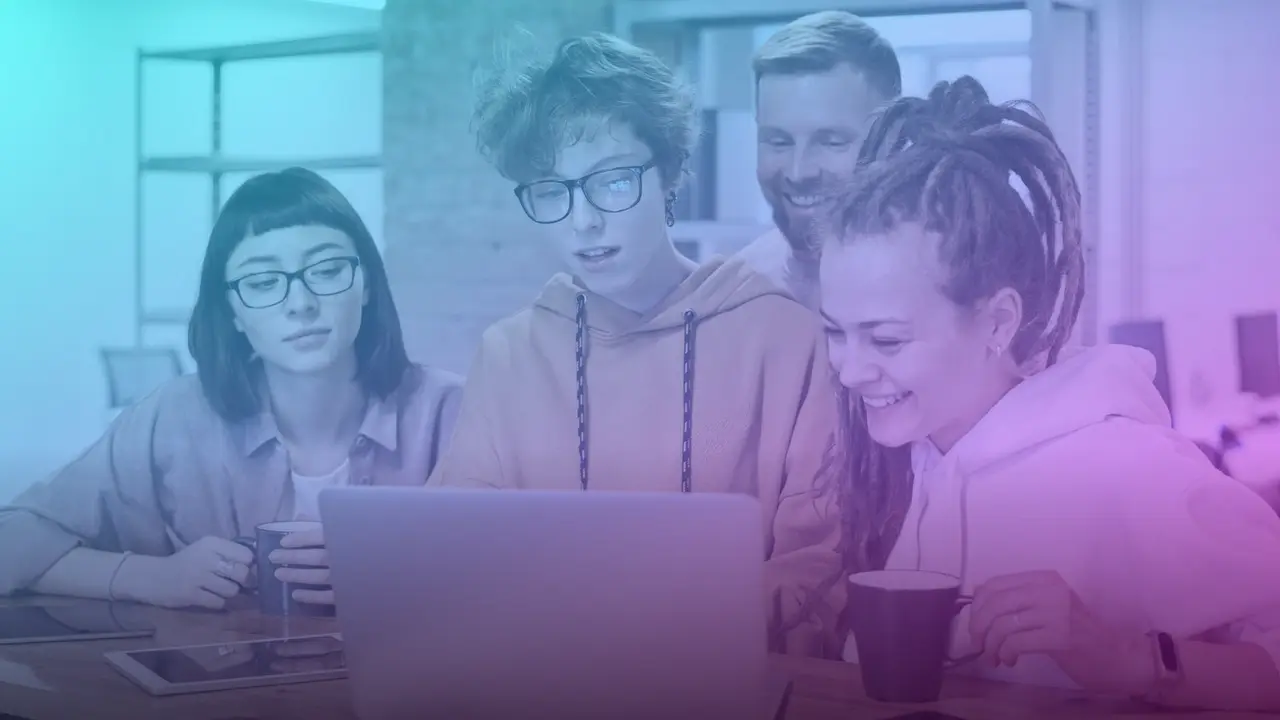 Equipo joven de profesionales trabajando juntos frente a una laptop
