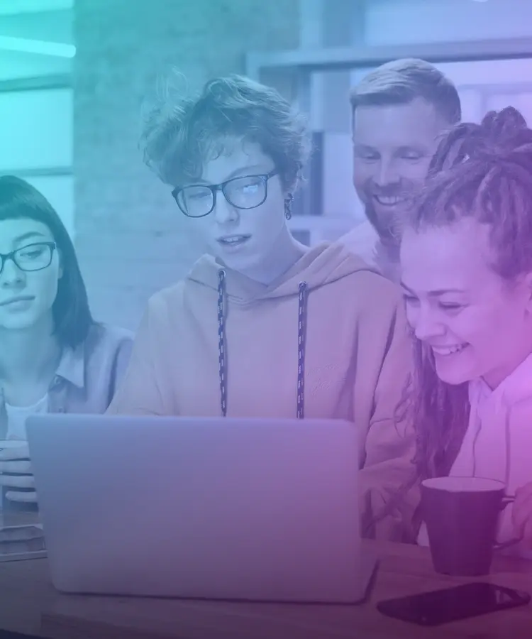 Equipo joven de profesionales trabajando juntos frente a una laptop
