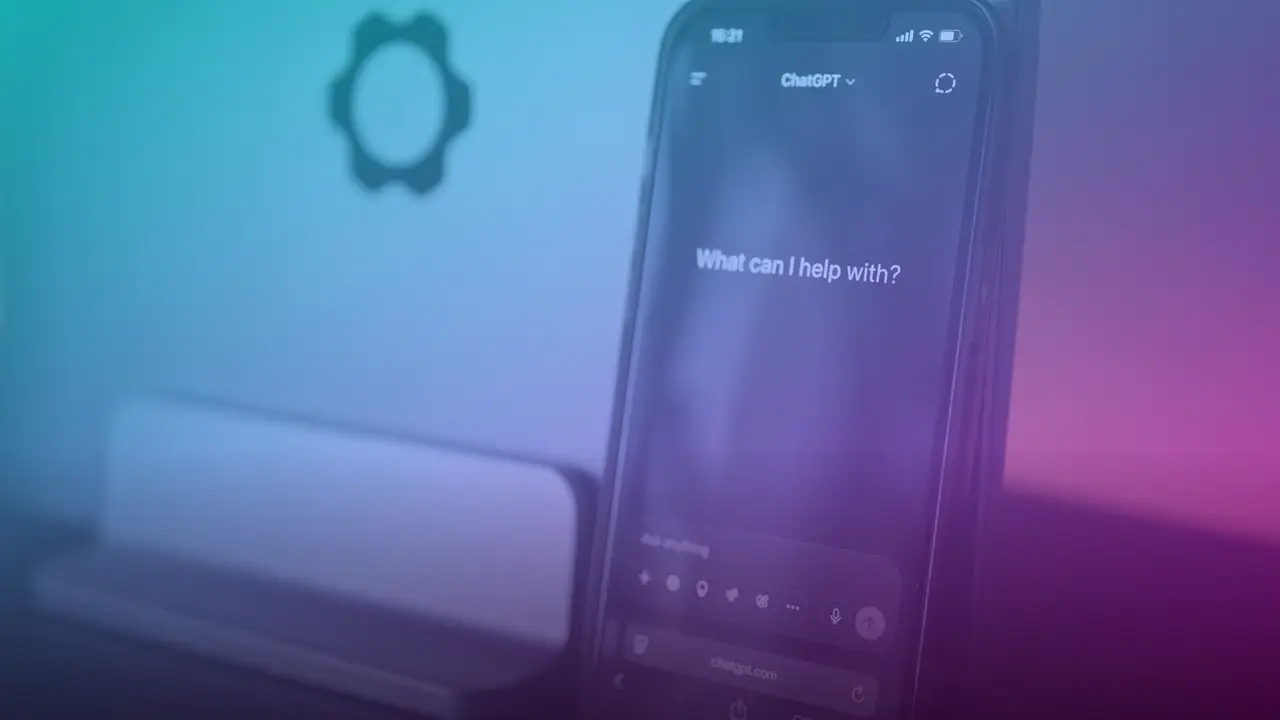 Teléfono con un asistente de inteligencia artificial listo para responder una pregunta