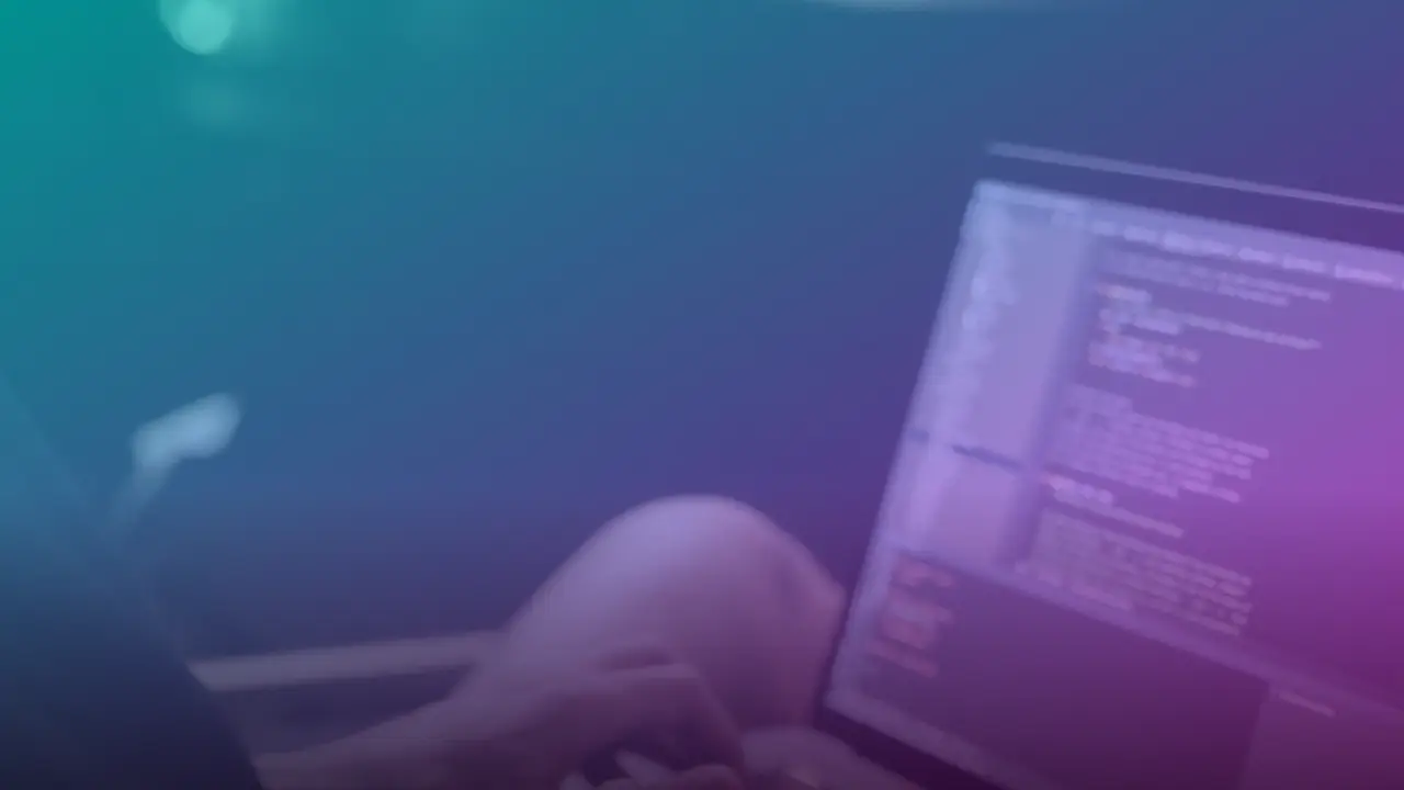 Manos escribiendo código en una laptop en un ambiente oscuro