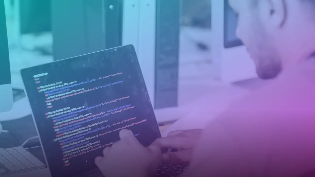 Desarrollador escribiendo código en una laptop en una oficina