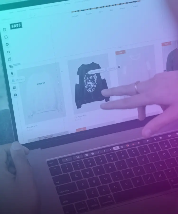 Una mano señala productos en una tienda virtual abierta en una laptop
